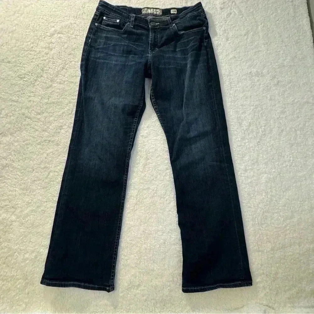Like New Women’s BKE Taylor Jeans 31X31 1/2, 95% cotton, 3% poly and 2% spandex.